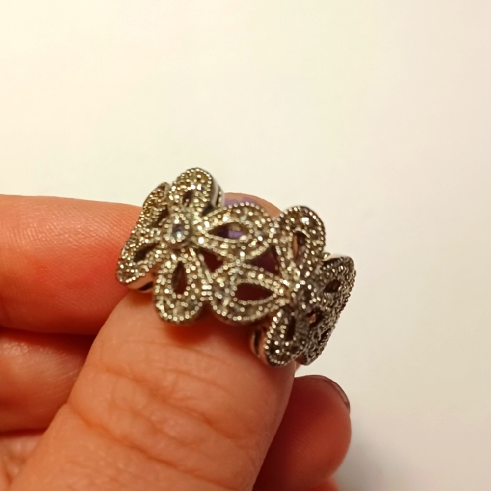 Woman's size 6 Lia Sophia flower ring